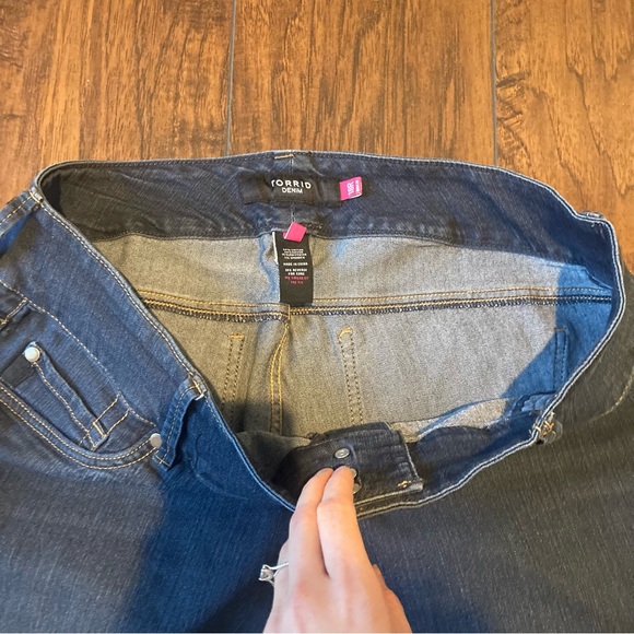 Torrid Women’s Jeans 18R Blue Skinny Stretch Medium Blue Wash Whiskered 18R Reg - Picture 5 of 10